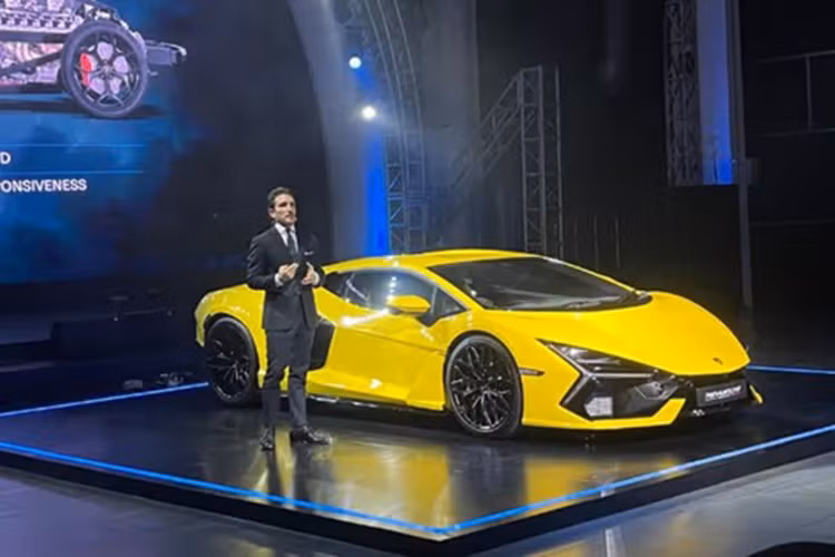 Những thông số ấn tượng trên đã giúp cho siêu xe Lamborghini Revuelto LB744 có thể tăng tốc từ vị trí xuất phát lên 100 km/h trong thời gian 2,5 giây, từ 0-200 km/h trong thời gian dưới 7 giây và đạt vận tốc tối đa 350 km/h.