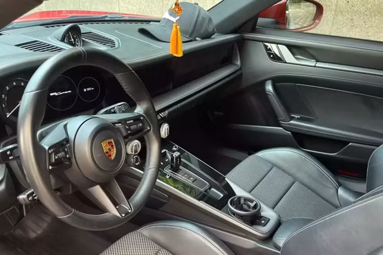 Xuất hiện trên đường phố với màu sơn đỏ rất bắt mắt, cùng logo 911 Carrera 4S ở đuôi xe, nhưng ít ai biết được chiếc xe Porsche 911 thế hệ 992.1 trong bài viết này đã trải qua 1 cuộc phẫu thuật thẩm mỹ lớn, mang đến sự mới mẻ cho ngoại thất.