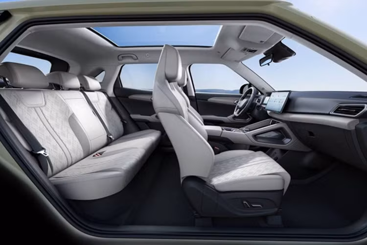 Chưa hết, mẫu ô tô điện Trung Quốc này còn hỗ trợ sạc nhanh DC với công suất sạc tối đa 45 kW với pin 32 kWh và 65 kW với pin 45,12 kWh. Nhờ đó, thời gian sạc pin từ 10% lên 80% rút ngắn xuống còn 37 phút. Trong khi đó, thời gian sạc đầy pin bằng bộ sạc chậm AC 11 kW gắn tường rơi vào khoảng 5,5 giờ.