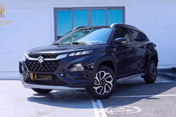 Sức mạnh được truyền tới bánh trước thông qua hộp số sàn 5 cấp hoặc hộp số tự động 4 cấp. Suzuki Fronx sẽ được sản xuất tại nhà máy ở Cikarang, Tây Java, Indonesia. Giá xe dao động từ 259 - 319,9 triệu Rupiah (khoảng 409 - 505 triệu đồng). Xe sẽ bắt đầu được giao cho khách hàng vào tháng 7/2025.