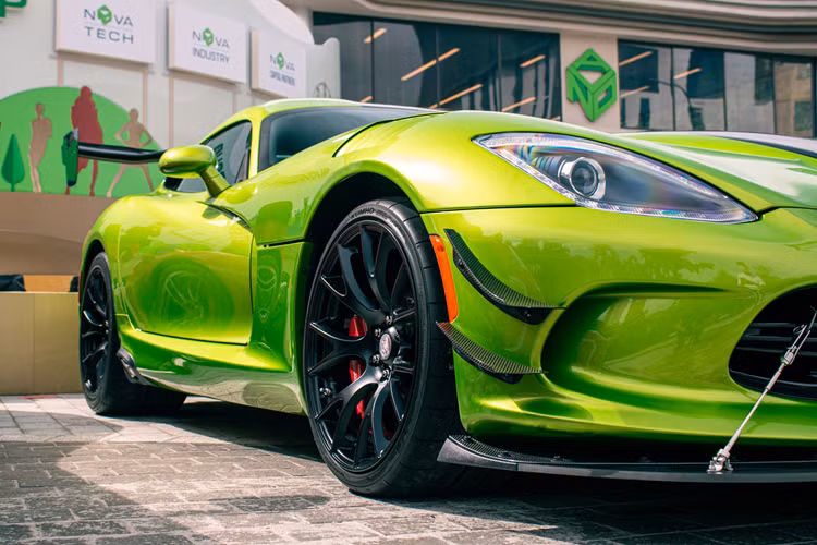 Chưa hết, Dodge Viper ACR còn được trang bị vành la-zăng Mopar ACR Venom 7 chấu với thiết kế nan hình lưỡi rắn và siêu nhẹ. Kích thước của la-zăng là 19 inch, sơn màu đen mờ hầm hố, đi kèm với bộ lốp Kumho Ecsta V720 ACR dành riêng cho xe. Bên trong là cùm phanh Brembo Carbon Ceramic Matrix màu đỏ nổi bật với kích thước cực lớn.