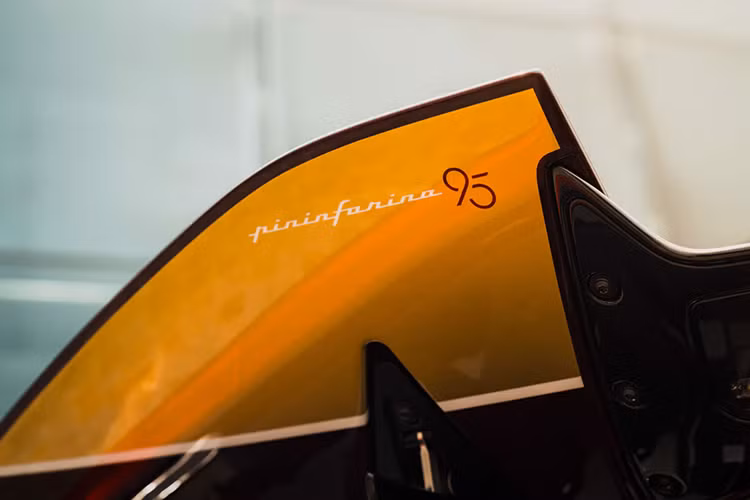 Trên cánh gió sau có dòng chữ “Novantacinque”, bộ mâm cùng cùm phanh sơn màu đen.