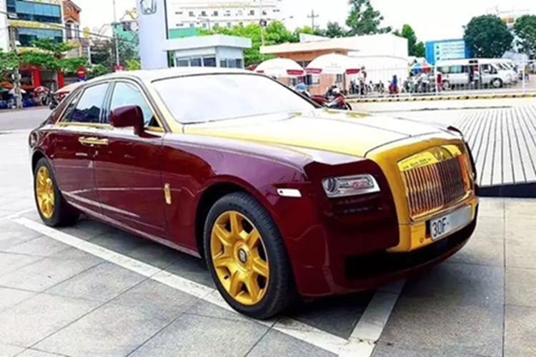 Sau đó ông Trịnh Văn Quyết đã hỏi chiếc xe siêu sang Rolls-Royce Ghost "dát vàng" có giá bao nhiêu, và khi nghe 40 tỷ đồng nhưng chỗ anh em lấy 37 tỷ đồng, ông Quyết đã chốt đổi bằng 3 biệt thự tại FLC Hạ Long, và cuộc trao đổi diễn ra nhanh chóng.