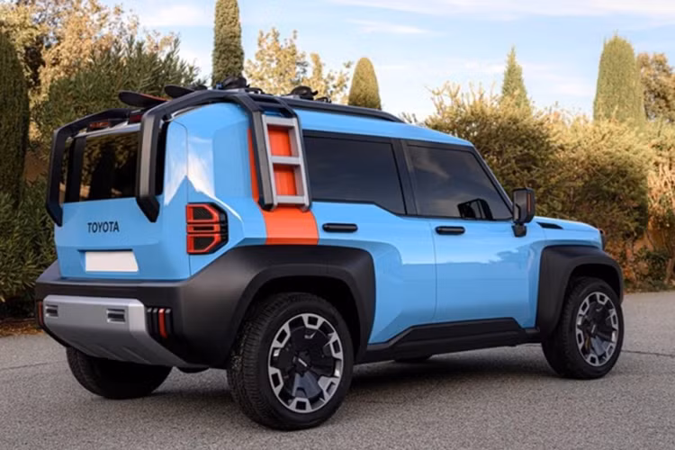 Nhìn tổng thể, thiết kế này được xem là sự tiếp nối của concept Toyota Compact Cruiser EV, từng giành giải thưởng thiết kế quốc tế, nhưng phiên bản tiền sản xuất sẽ có kích thước lớn hơn đáng kể. Theo một số nguồn tin tại Nhật Bản, chiều dài tổng thể của mẫu xe sẽ vào khoảng 4.500 mm, tiệm cận phân khúc SUV cỡ C, tương đương với những mẫu như Toyota RAV4 hay Ford Bronco Sport.