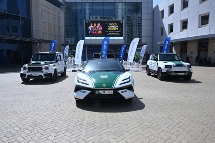 Xe còn được trang bị công nghệ lái tự động tiên tiến, màn hình kỹ thuật số hiện đại và thiết kế mang phong cách tương lai.