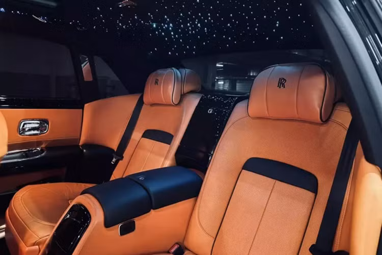 Trong đó màu trắng được chọn làm bộ áo chính, trong khi nắp capô, mui xe và nắp cốp sau được tạo điểm nhấn bằng màu đen bóng, lưới tản nhiệt hay viền xung quanh và bộ mâm của xe cũng được xử lý sang tông màu tối tương phản.