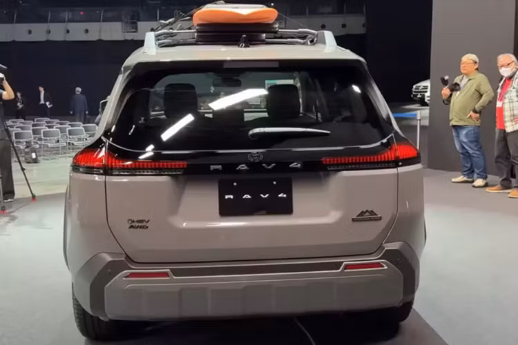 Cuối cùng là hệ thống an toàn chủ động Toyota Safety Sense nâng cấp, bổ sung chức năng dừng xe ở lề đường khi phát hiện biểu hiện bất thường của tài xế (với điều kiện cụ thể). Hiện giá bán của Toyota RAV4 2026 vẫn chưa được công bố.