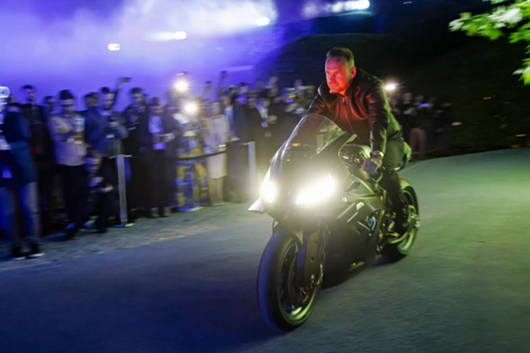 Thiết kế của siêu môtô BMW Concept RR mang hơi hướng kế thừa từ các mẫu superbike trước nhưng vẫn có những điểm mới táo bạo.