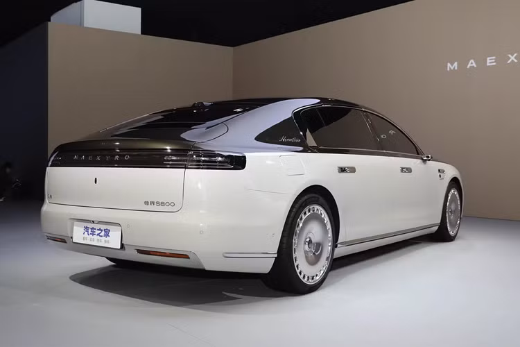 Maextro S800 là chiếc sedan dài tới 5,48 m; rộng 2 m và trục cơ sở đạt 3,37 m. Kích thước này gần tương đương với dòng Maybach S-Class. Xe có thiết kế hiện đại, phần đầu xe nổi bật với cụm đèn chiếu sáng dạng kép nằm ngang. Ngoại thất có thể tùy chọn gương chiếu hậu dạng camera.