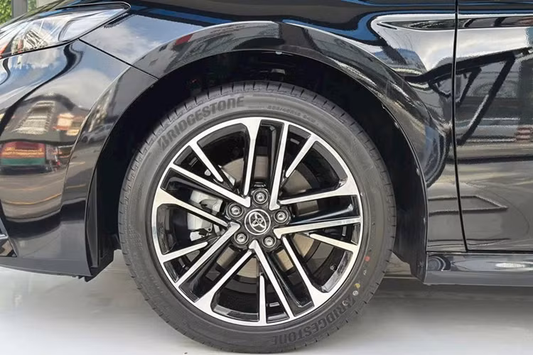 Giá niêm yết của 2 mẫu xe này lần lượt là từ 779 - 899 triệu đồng và 849 - 957 triệu đồng. Ngoài ra, trong tháng 6/2025 này, dòng xe Kia K5 còn được hãng giảm giá khoảng 30 triệu đồng, tùy phiên bản. Dù có giá cao hơn nhiều đối thủ nhưng Toyota Camry vẫn là "ông hoàng doanh số" của phân khúc sedan hạng D.