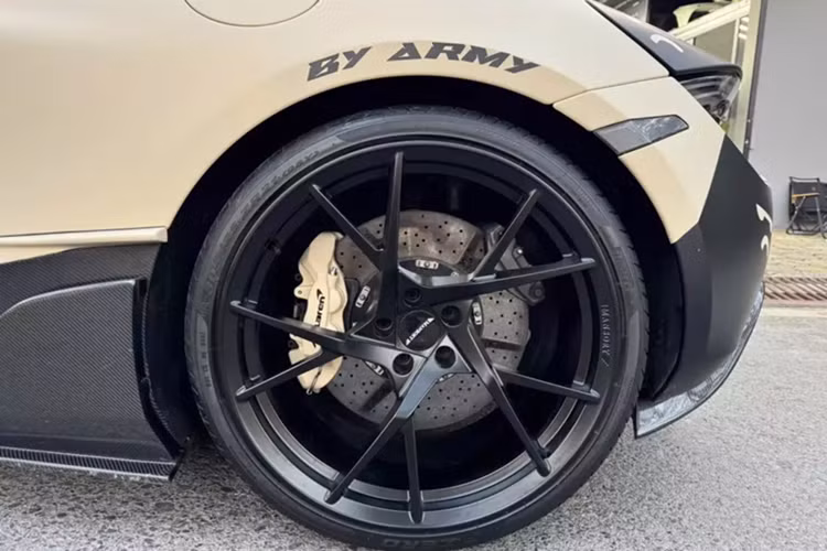 Thay vì màu cam gốc, chiếc siêu xe McLaren 720S độ body kit TopCar Design được chủ nhân cho biến tấu qua bộ áo 2 màu là đen và kem, rất cá tính.