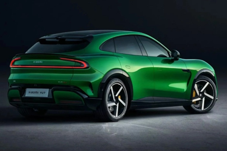 Hàng ghế sau chỉnh điện, ngả tới 135 độ, kèm theo màn hình cảm ứng 6,68 inch điều khiển hệ thống điều hòa, âm nhạc và định vị. Các tiện ích hiện đại như tay nắm cửa gập điện, mở cốp bằng điện thoại thông minh đều được trang bị tiêu chuẩn.