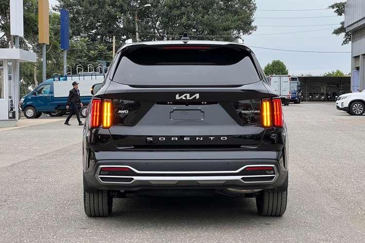 Kia Sorento bán tại Việt Nam có tới 4 tùy chọn động cơ. Động cơ xăng Smartstream G2.5 công suất 177 mã lực, mô-men xoắn 232 Nm, đi kèm hộp số tự động 6 cấp. Động cơ dầu Smartstream D2.2 sản sinh 198 mã lực và 440 Nm mô-men xoắn, kết hợp hộp số tự động ly hợp kép 8 cấp.