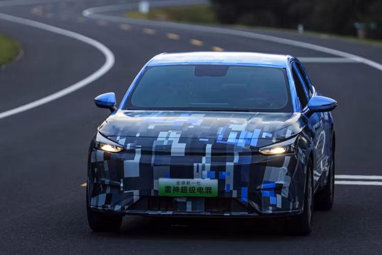 Đặc biệt, trên lớp decal có dòng chữ 'mức tiêu thụ nhiên liệu 2L/100 km và phạm vi hoạt động hỗn hợp trên 2.100 km/lần sạc', có thể đây thấy đây là chiếc PHEV mới thuộc nhóm mở rộng phạm vi hoạt động - EREV của Trung Quốc. Đối với Geely, họ gọi hệ truyền động Thor Super Hybrid.