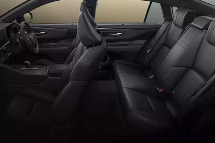 Tại thị trường Nhật Bản, Crown Special Edition Z “The 70th” có giá khởi điểm từ 7.550.000 yên (1,36 triệu VNĐ) cho bản hybrid và 8.550.000 yên (1,55 triệu VNĐ) cho bản FCEV.