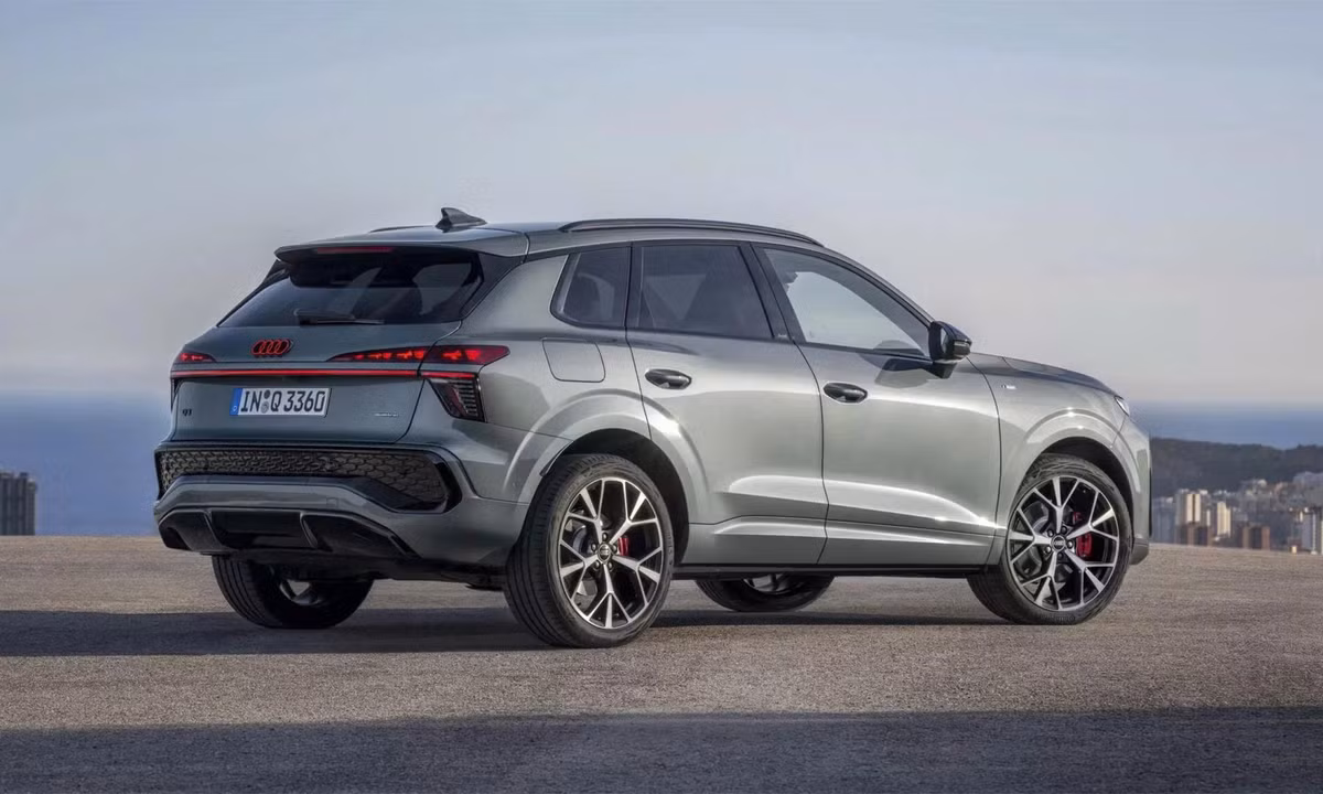 Đèn hậu OLED hai tầng, logo phát sáng và dải LED chạy dài toàn chiều rộng đuôi xe tạo nên vẻ ngoài hiện đại, thể thao hơn. Mâm xe có thiết kế mới với các tùy chọn từ 17 đến 20 inch.