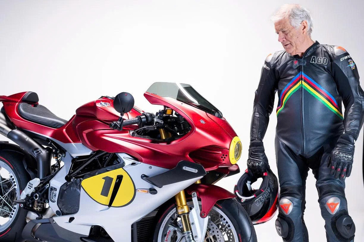 Xe sở hữu thiết kế lấy cảm hứng từ mô tô đua cổ điển với thân vỏ sợi carbon, phối màu đỏ, bạc đặc trưng, yên Alcantara thêu tên Agostini và dải da trên bình xăng khắc số danh hiệu. Mỗi xe có biển số vàng 18K và chữ ký của Agostini.