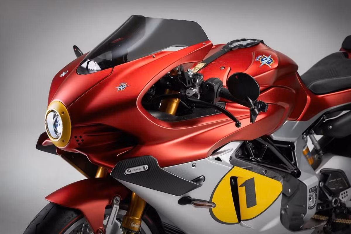 Superveloce 1000 Ago trang bị động cơ 998 cc DOHC, công suất 208 mã lực, mô-men xoắn 116,5 Nm, đi kèm ống xả titan Akrapovič. Xe sử dụng phuộc điện tử Öhlins, phanh Brembo Stylema, ABS trong cua và màn hình TFT 5,5 inch tích hợp định vị GPS.