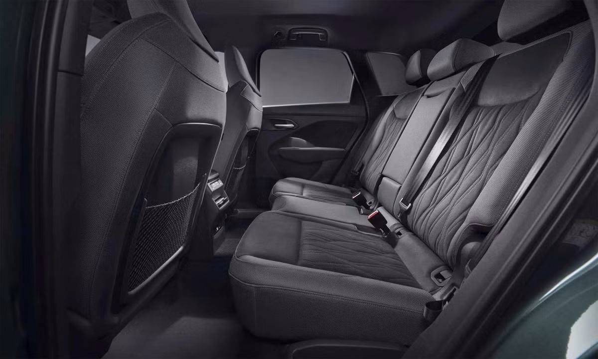 Hàng ghế sau có thể trượt, điều chỉnh độ ngả, nâng tổng dung tích khoang hành lý từ 488 lít lên đến 1.386 lít khi gập hàng ghế sau. Hệ thống treo cũng được tinh chỉnh lại, bổ sung tùy chọn treo thể thao với giảm chấn van đôi giúp tăng độ linh hoạt và độ êm ái khi vận hành.