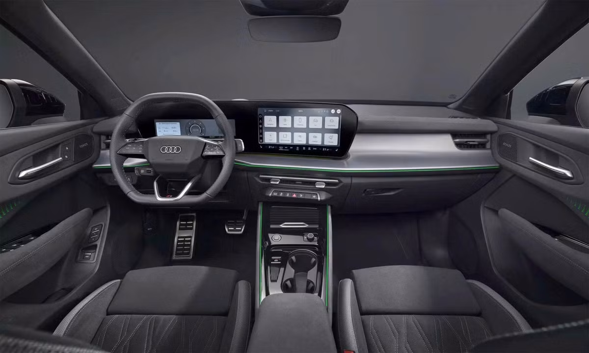 Nội thất xe được tái thiết kế theo hướng hiện đại hóa hoàn toàn. Hầu hết nút bấm vật lý được loại bỏ, cần số truyền thống thay bằng cần gạt phía sau vô-lăng.