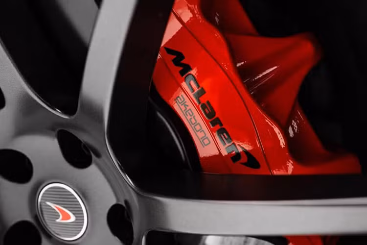 Lớp sợi carbon lộ khó sản xuất hàng loạt hơn so với các bộ phận được sơn, vì chúng không chỉ yêu cầu hoàn hảo về cấu trúc mà còn phải hoàn mỹ về thẩm mỹ. Bộ phận mới này có mức giá 200.000 USD và McLaren đã cung cấp ít nhất 1 trong 5 chiếc với lớp sơn phủ màu.