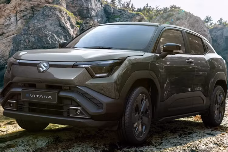 Có thể thấy rõ điều này qua những đường cắt xẻ và dập gân "cơ bắp" trên thân xe. Bên trong mẫu SUV điện này là không gian nội thất 2 hàng ghế với 5 chỗ ngồi. Tại đây, xe được áp dụng phong cách thiết kế hiện đại với 2 màn hình cỡ lớn nối liền, đặt nổi trên mặt táp-lô.