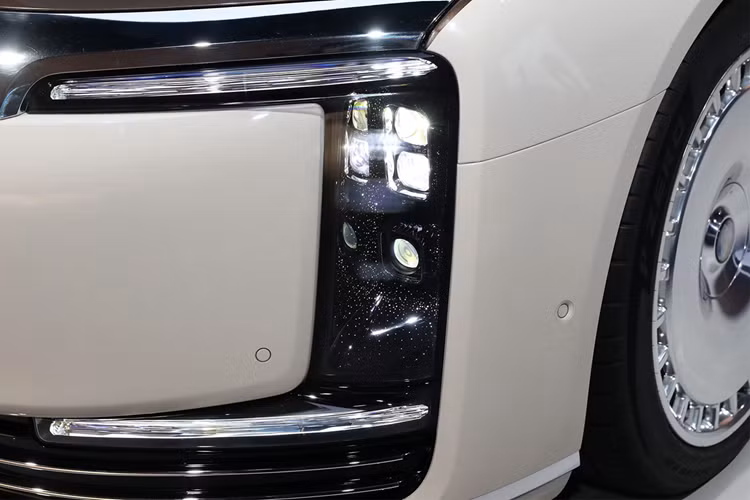 Maextro S800 có 5 phiên bản cùng giá bán dao đông từ 708.000 đến 1.018.000 nhân dân tệ (2,56 - 3,69 tỷ VNĐ). Việc Huawei dấn thân vào thị trường xe điện hạng sang thông qua Maextro cho thấy chiến lược dài hạn trong lĩnh vực di động thông minh.