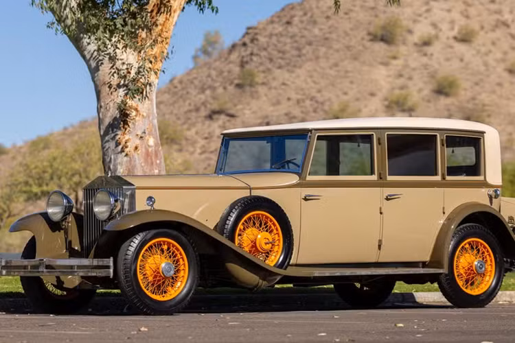 Theo thông lệ của Rolls-Royce thời bấy giờ, Phantom I và II đều có thân xe chế tác riêng (coachbuilt); Rolls-Royce phụ trách sản xuất khung gầm và các bộ phận cơ khí, trong khi khách hàng chọn nhà chế tác thân xe theo ý thích.