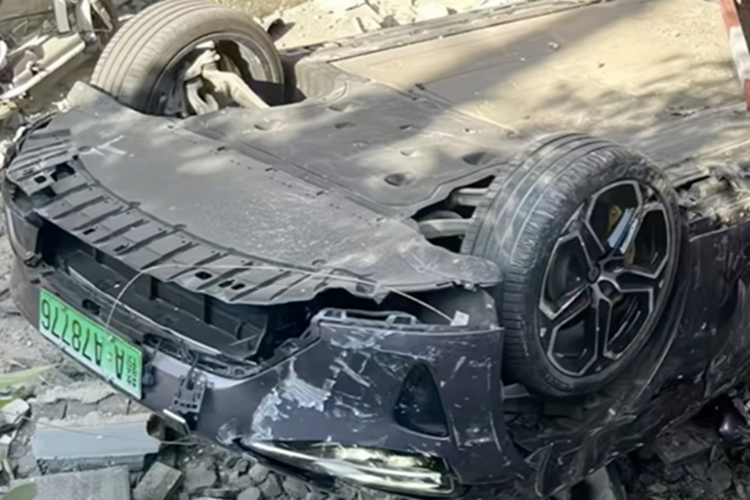 Sự việc nhanh chóng thu hút sự chú ý trên mạng xã hội Trung Quốc. Nhiều người dùng bày tỏ sự ngạc nhiên và đánh giá cao về khả năng bảo vệ hành khách của chiếc xe. Chủ nhân chiếc SU7 còn trực tiếp nhắc tên CEO Xiaomi – ông Lôi Quân (Lei Jun) trong bài đăng và khẳng định: “Dù gặp tai nạn, tôi vẫn sẽ mua thêm một chiếc nữa.”