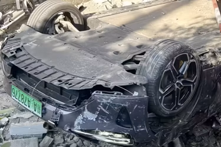 Sự việc nhanh chóng thu hút sự chú ý trên mạng xã hội Trung Quốc. Nhiều người dùng bày tỏ sự ngạc nhiên và đánh giá cao về khả năng bảo vệ hành khách của chiếc xe. Chủ nhân chiếc SU7 còn trực tiếp nhắc tên CEO Xiaomi – ông Lôi Quân (Lei Jun) trong bài đăng và khẳng định: “Dù gặp tai nạn, tôi vẫn sẽ mua thêm một chiếc nữa.”