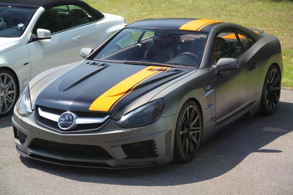 Các hãng độ xe cũng sử dụng hình ảnh con ngựa trong việc tạo dấu ấn với khách hàng. Thương hiệu đến từ Đức Carlsson chuyên nâng cấp các dòng Mercedes-Benz sử dụng logo hình con ngựa đang phi nước đại trên nền đen.