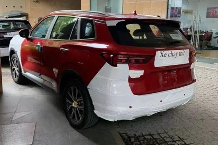 Như thông tin đã đưa, ở phiên bản nâng cấp, mẫu SUV cỡ C nhà Ford đã được cải tiến thiết kế ngoại thất. Cụ thể hơn, xe sở hữu một số chi tiết ngoại thất mới như lưới tản nhiệt tổ ong không viền mới, được sơn màu đen bóng. Xung quanh lưới tản nhiệt là các chi tiết ốp màu đen bóng mới, kéo dài xuống cản trước.