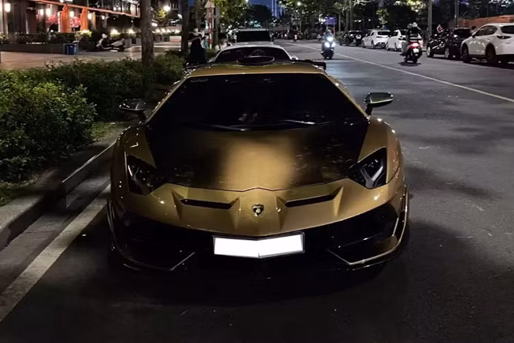 Chọn màu vàng đồng phối cùng bộ tem đen và mâm độ mạ sáng bóng, chiếc Lamborghini Aventador mang bản độ SVJ này rất nổi bật dù xuất hiện vào đêm tối.