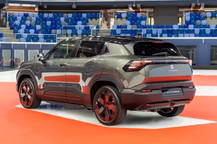 Do đó, xe được định vị trong phân khúc SUV cỡ B. Bên ngoài, Suzuki e Vitara được áp dụng phong cách thiết kế khá giống với mẫu SUV cỡ nhỏ Vitara. Ngoài ra, xe còn giữ lại nhiều nét thiết kế của phiên bản concept mang tên Suzuki eVX từng ra mắt ở Ấn Độ vào hồi đầu năm 2023.