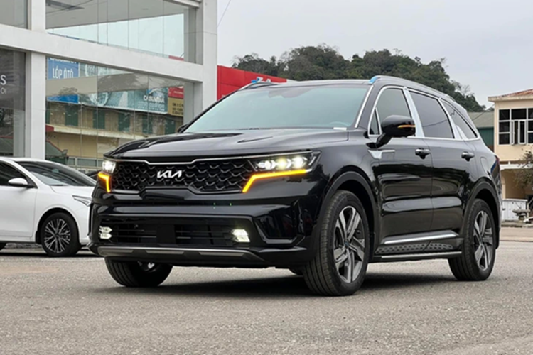 Nhiều khả năng đây là động thái nhằm giải phóng hàng tồn kho để đón phiên bản mới của Kia Sorento. Trước đó, từ hồi tháng 2/2025, một số đại lý Kia ở Việt Nam đã bắt đầu nhận cọc cho phiên bản mới của dòng xe Sorento ở thị trường Việt Nam.