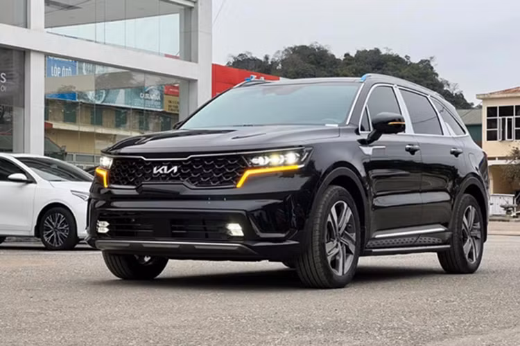 Nhiều khả năng đây là động thái nhằm giải phóng hàng tồn kho để đón phiên bản mới của Kia Sorento. Trước đó, từ hồi tháng 2/2025, một số đại lý Kia ở Việt Nam đã bắt đầu nhận cọc cho phiên bản mới của dòng xe Sorento ở thị trường Việt Nam.