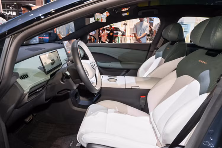 Mẫu ô tô điện này sở hữu dải đèn LED định vị ban ngày vắt ngang đầu xe, cụm đèn pha LED hình số 7, tay nắm cửa ẩn, cửa sổ khá lớn và bộ vành hợp kim đa chấu, phay xước 2 màu. Phía sau, Nissan N7 được trang bị cụm đèn hậu LED nối liền hai bên và có thiết kế khá mỏng. Tương tự cản trước, cản sau của xe cũng có ốp màu đen bóng.