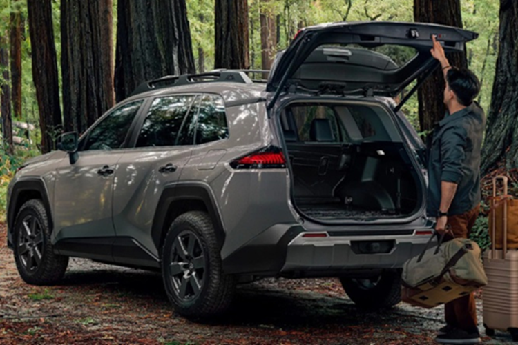 Cụm đèn pha LED sắc nét hơn, lưới tản nhiệt sơn đồng màu thân xe và hốc gió trước lớn tạo nên diện mạo mạnh mẽ. Toyota cũng bổ sung loạt màu sơn mới cho xe như: Meteor Shower, Everest, Storm Cloud, cùng các tùy chọn phối màu hai tông cá tính hơn, bao gồm Supersonic Red cho GR Sport và Urban Rock cho bản Woodland.