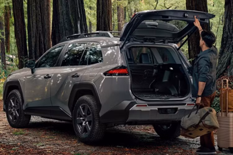 Cụm đèn pha LED sắc nét hơn, lưới tản nhiệt sơn đồng màu thân xe và hốc gió trước lớn tạo nên diện mạo mạnh mẽ. Toyota cũng bổ sung loạt màu sơn mới cho xe như: Meteor Shower, Everest, Storm Cloud, cùng các tùy chọn phối màu hai tông cá tính hơn, bao gồm Supersonic Red cho GR Sport và Urban Rock cho bản Woodland.