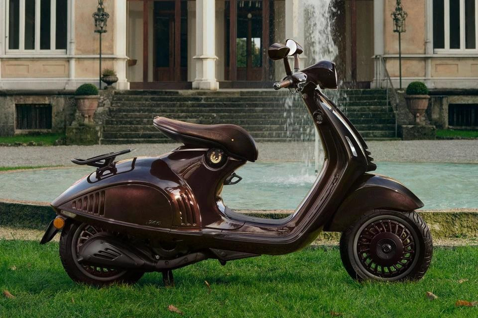 Để đánh dấu con giáp của năm nay, tập đoàn Piaggio đã giới thiệu chiếc Vespa 946 Horse. Trước đó, hãng đã ra mắt các phiên bản dành cho năm Thỏ, Rồng và Rắn.