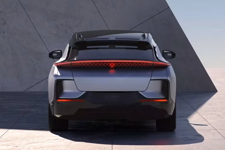 Trước đó, Faraday Future từng thông báo nhận được 1.000 đơn đặt trước cho mẫu minivan FX Super One từ JC Auto. Tuy nhiên, các báo cáo gần đây tiết lộ số lượng thực tế có thể chỉ dừng ở… 2 xe. Tương tự, một đơn hàng 300 chiếc từ công ty Sky Horse mà Faraday Future từng công bố, được xác nhận thực tế chỉ là “ít nhất một xe”.