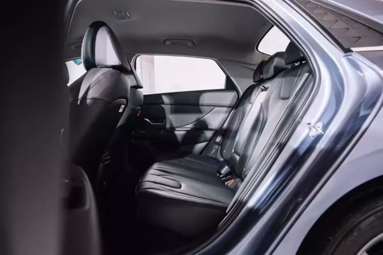 Đáng chú ý, Hyundai Elantra 2025 còn có 3 tùy chọn động cơ. Đầu tiên là động cơ xăng Smartstream G MPI 1.6L, cho công suất tối đa 128 mã lực và mô-men xoắn cực đại 155 Nm dành cho 2 bản GL. Động cơ đi với hộp số tự động 6 cấp.