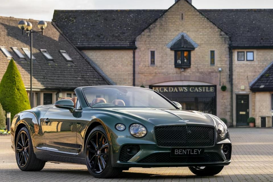 Hai năm sau, hãng tiếp tục giới thiệu chiếc Bentley Continental GTC Equestrian Edition độc bản, vốn được lấy cảm hứng từ trường đua Cheltenham Racecourse tại Anh.