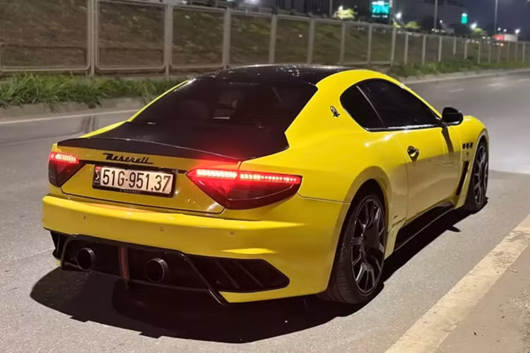 Cụ thể, đó là một chiếc Maserati Granturismo đời 2008, xe đã nhiều lần rao bán nhưng có vẻ như chưa tìm được khách chịu chơi nên mãi lận đận trước khi được 1 ông chủ showroom xe sang đã qua sử dụng mua về gần đây.
