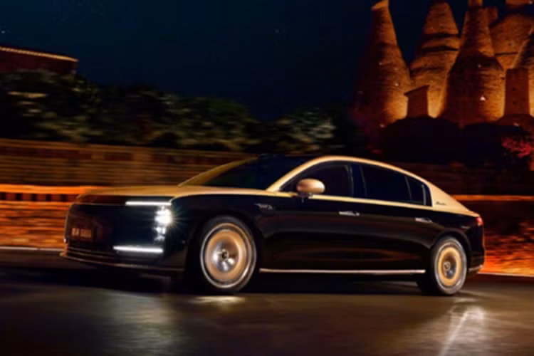 Maextro S800 được cung cấp hai tùy chọn hệ truyền động: thuần điện (EV) và mở rộng phạm vi (EREV). Bản EV được trang bị hai mô-tơ điện cho công suất 523 mã lực, kết hợp pin 95 kWh, cho phép xe đi được 702 km theo tiêu chuẩn CLTC.