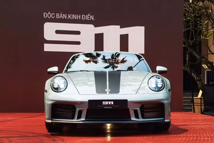 Dù mức giá bán của Porsche 911 bản nâng cấp 2025 đã tăng khá mạnh so với dòng xe trước đó nhưng cũng không thể làm đại gia Hà Nội trùng tay khi mang về garage 1 chiếc xe 911 mui trần đẹp mắt.