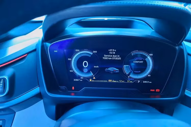 Chủ nhân cũng đã dán lại ngoại thất cho xe từ màu trắng sang tím, theo tìm hiểu, sau 1 thời gian trải nghiệm, chiếc xe BMW i8 mang biển số Đà Nẵng đã được bán lại. Nổi bật trên táp-lô là màn hình hiển thị 10.25 inch độ phân giải HD, tích hợp hệ thống định vị Navigation Professional.