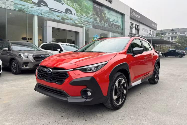 Trong khi khoang nội thất thừa hưởng thiết kế của Outback với màn hình cảm ứng trung tâm 11,6 inch, hỗ trợ kết nối Apple CarPlay, Android Auto không dây, Bluetooth. Ghế ngồi bọc da với ghế lái chỉnh điện 10 hướng, ghế hành khách chỉnh điện 8 hướng. Trang bị còn có điều hòa tự động 2 vùng độc lập, vô lăng bọc da, phanh tay điện tử, cảm biến gạt mưa tự động, cổng sạc USB-A &amp; USB-C trước sau…