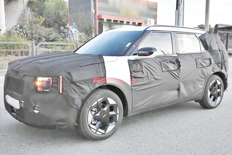 Theo kế hoạch, Kia Seltos thế hệ mới sẽ chính thức trình làng vào tháng 1/2026. Riêng bản hybrid phải chờ đến khoảng tháng 8 cùng năm mới bắt đầu đi vào sản xuất, đồng nghĩa với việc ra mắt thị trường vào cuối năm. Về giá bán, Kia Seltos 2026 dự kiến sẽ tăng nhẹ so với thế hệ hiện tại nhưng vẫn giữ mức dễ tiếp cận.