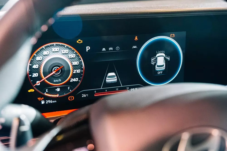 Xe vẫn có kích thước dài x rộng x cao lần lượt 4.330 x 1.790 x 1.635 mm và chiều dài cơ sở 2.610 mm. Bên trong xe, bảng điều khiển được thiết kế lại hoàn toàn. Điểm nhấn trên mặt táp-lô là một màn hình cỡ lớn, tích hợp cả bảng đồng hồ kỹ thuật số và màn hình cảm ứng trung tâm, mang lại cảm giác hiện đại, tinh tế hơn.